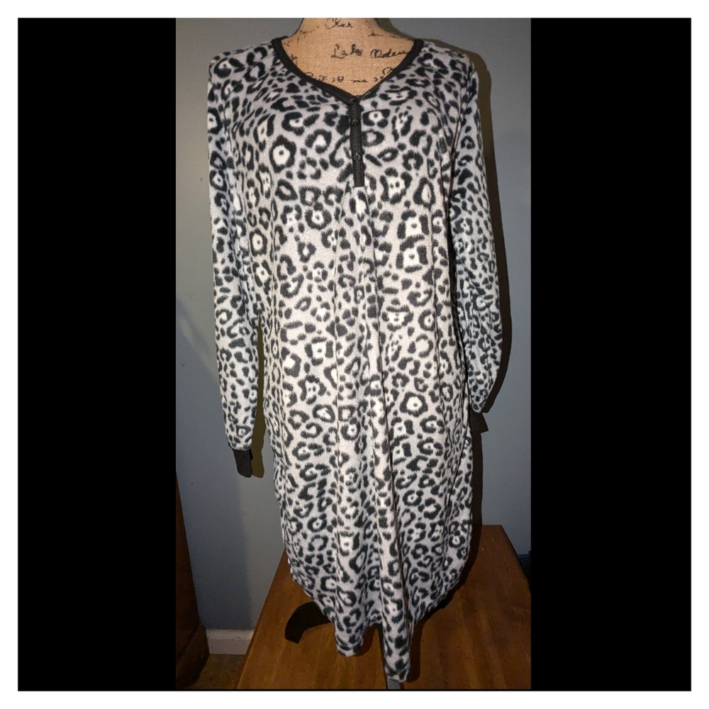 Faded Glory pale leopard print nightshirt L-XL